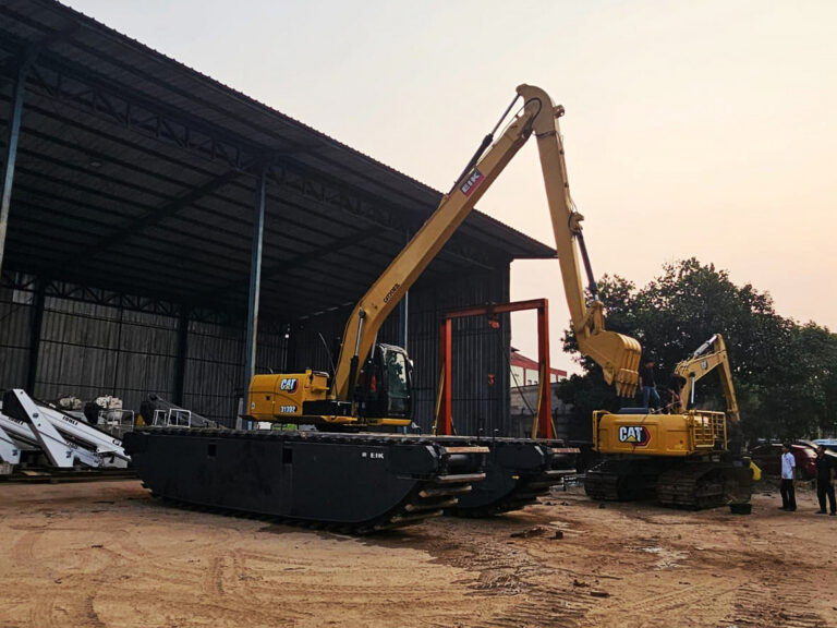AMPHIBIOUS EXCAVATOR EIK AM 140