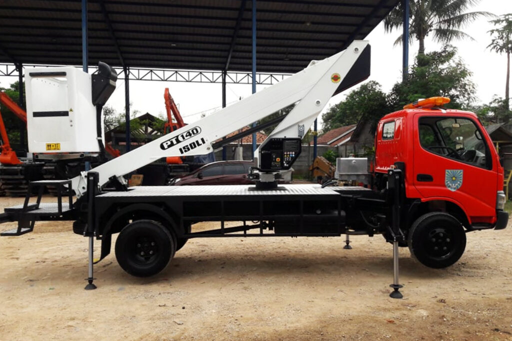 SKYLIFT TRUCK ISOLI PT140