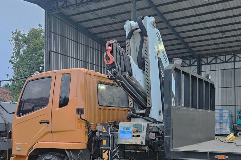 TRUCK CRANE CORMACH 18000E4